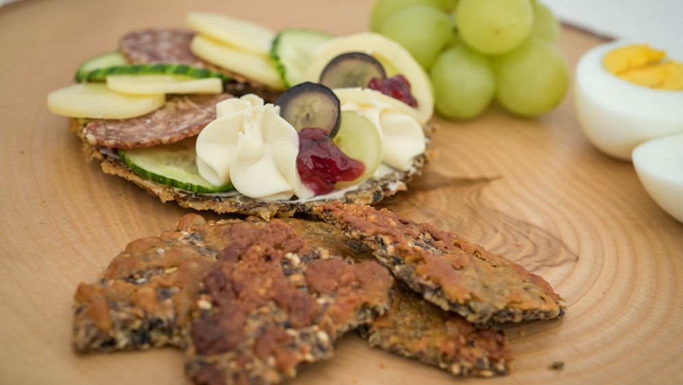 Rote-Bete-Knäckebrot mit Parmesankruste | Das große Backen