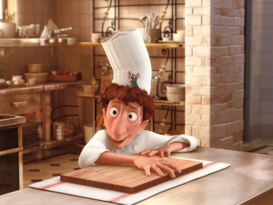 Der tollpatschige Küchenjunge Linguini hat vom Kochen nicht die geringste Ahnung. Da kommt ihm das Können der Ratte Remy gerade recht ... - Bildquelle: Disney/Pixar.  All rights reserved