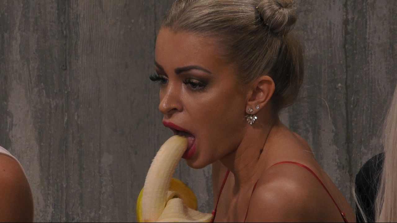 Katja isst eine Banane - Bildquelle: SAT.1