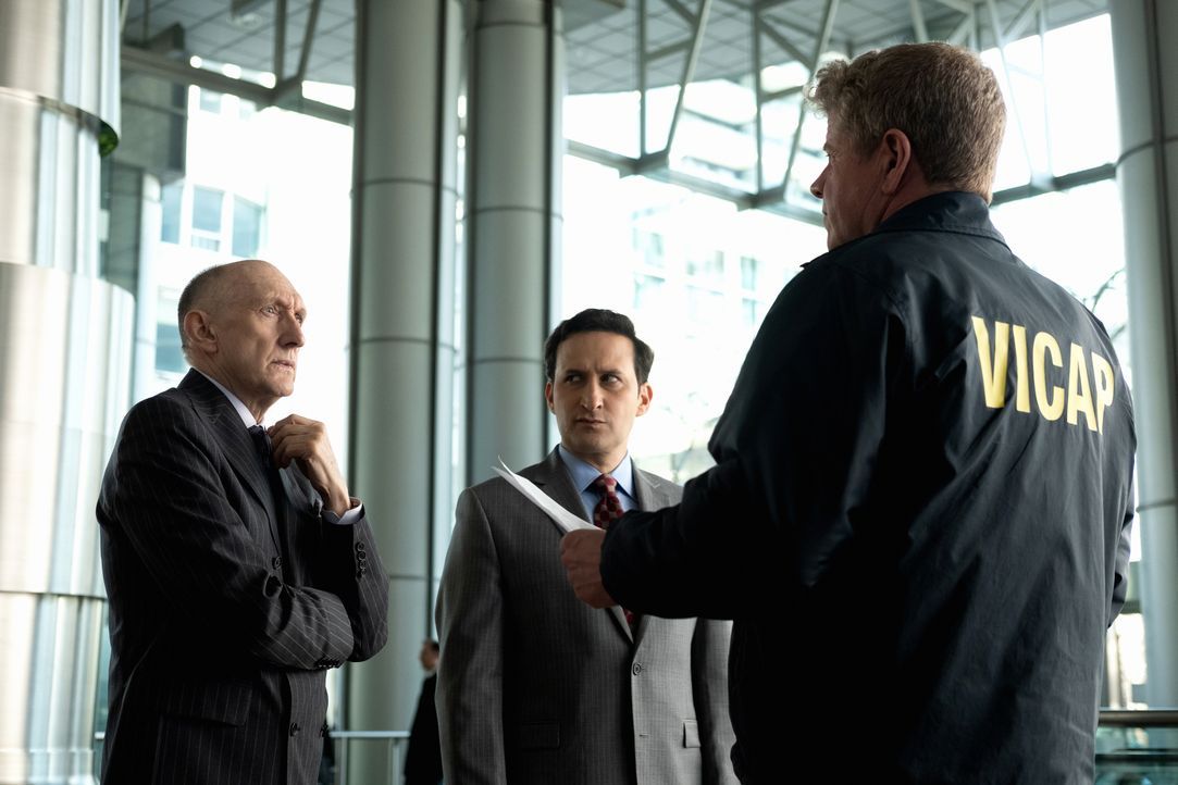 (v.l.n.r.) Nils Hagen (Peter McRobbie); Joe Hudlin (Raoul Bhaneja); Paul Krendler (Michael Cudlitz) - Bildquelle: Brooke Palmer 2021 © CBS Broadcasting Inc. All Rights Reserved / Brooke Palmer