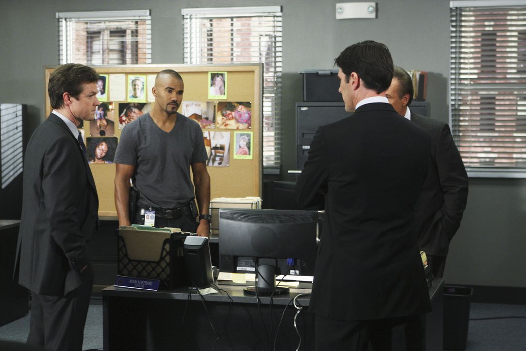 Auf der Jagd nach dem Fürst der Finsternis: Detective Matt Spicer (Eric Close, l.), Morgan (Shemar Moore, 2.v.l.), Gibbs (Thomas Gibson, 2.v.r.) un... - Bildquelle: Touchstone Television