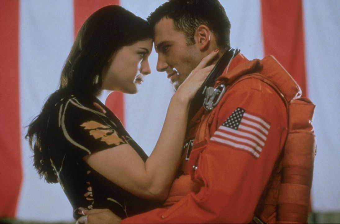 Als Grace (Liv Tyler, l.) erfährt, dass ihre heimliche Liebe, A. J. (Ben Affleck, r.),  und ihr Vater Harry ins All fliegen werden, um einen Meteor... - Bildquelle: Touchstone Pictures