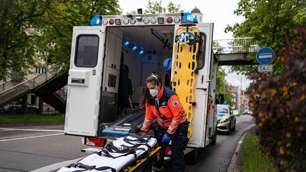 Lebensretter Hautnah - Wenn Jede Sekunde Zählt - Lebensretter Hautnah - Wenn Jede Sekunde Zählt - Verletzte Können Stets Auf Ihre Hilfe Zählen!