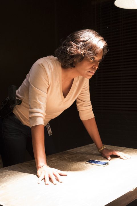 Kann Dr. Tara Lewis (Aisha Tyler, l.) mit ihren psychologischen Befragungstaktiken der Verschwörungstheoretikerin Informationen über die mysteriösen... - Bildquelle: Eddy Chen ABC Studios