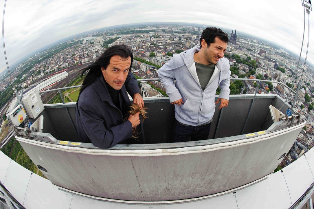 Nur einen einzigen Freund hat der Tod (Christoph Maria Herbst, l.): Fensterputzer Rudi (Fahri Yardim, r.), der täglich mit seinem Leben spielt, wei... - Bildquelle: Willi Weber SAT.1
