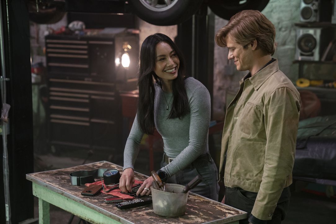 Desi Nguyen (Levy Tran, l.); Angus MacGyver (Lucas Till, r.) - Bildquelle: Mark Hill 2020 CBS Broadcasting, Inc. All Rights Reserved. / Mark Hill