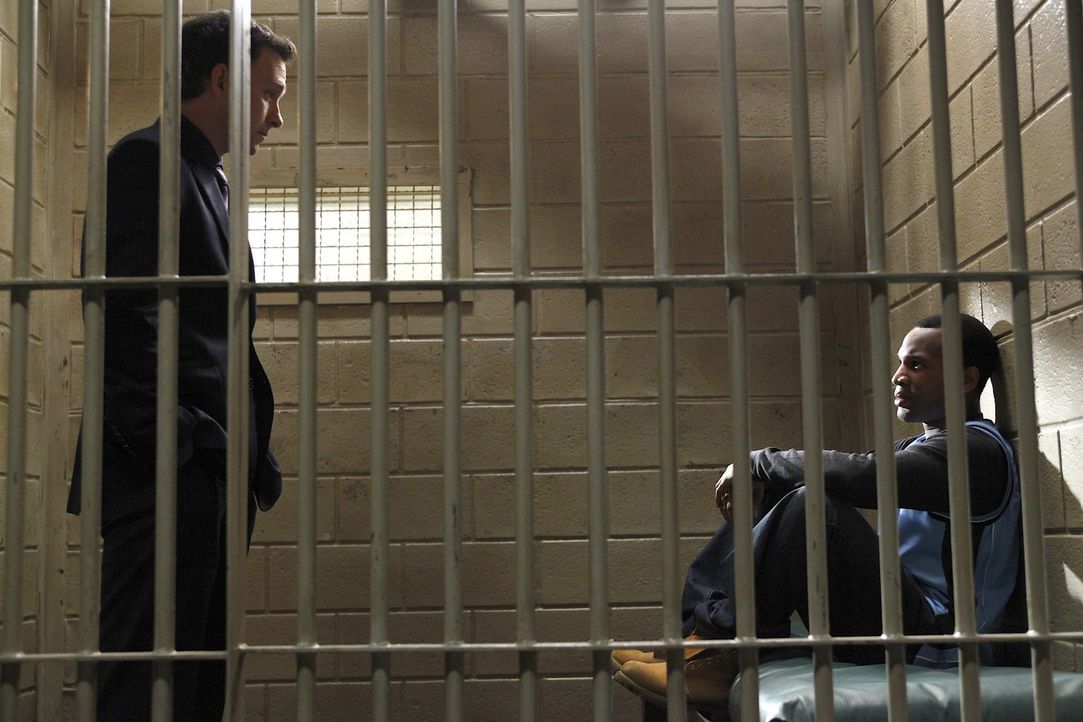 Wird es Adam (Nathan Corddry, l.) gelingen, Damien (Johnny Ray Gill, r.), der sich für Chunhua an Carl gerächt hat, aus dem Gefängnis zu holen? - Bildquelle: Warner Bros. Television