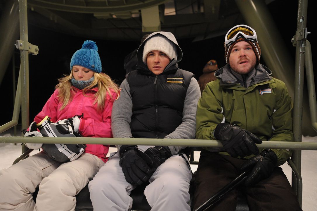 Ein herrlicher Tag auf der Skipiste wird für Joe (Shawn Ashmore, r.), Dan (Kevin Zegers, M.) und Parker (Emma Bell, l.) zu einem eisigen Horrortrip,... - Bildquelle: Fred Hayes Frostbite Features, Inc.