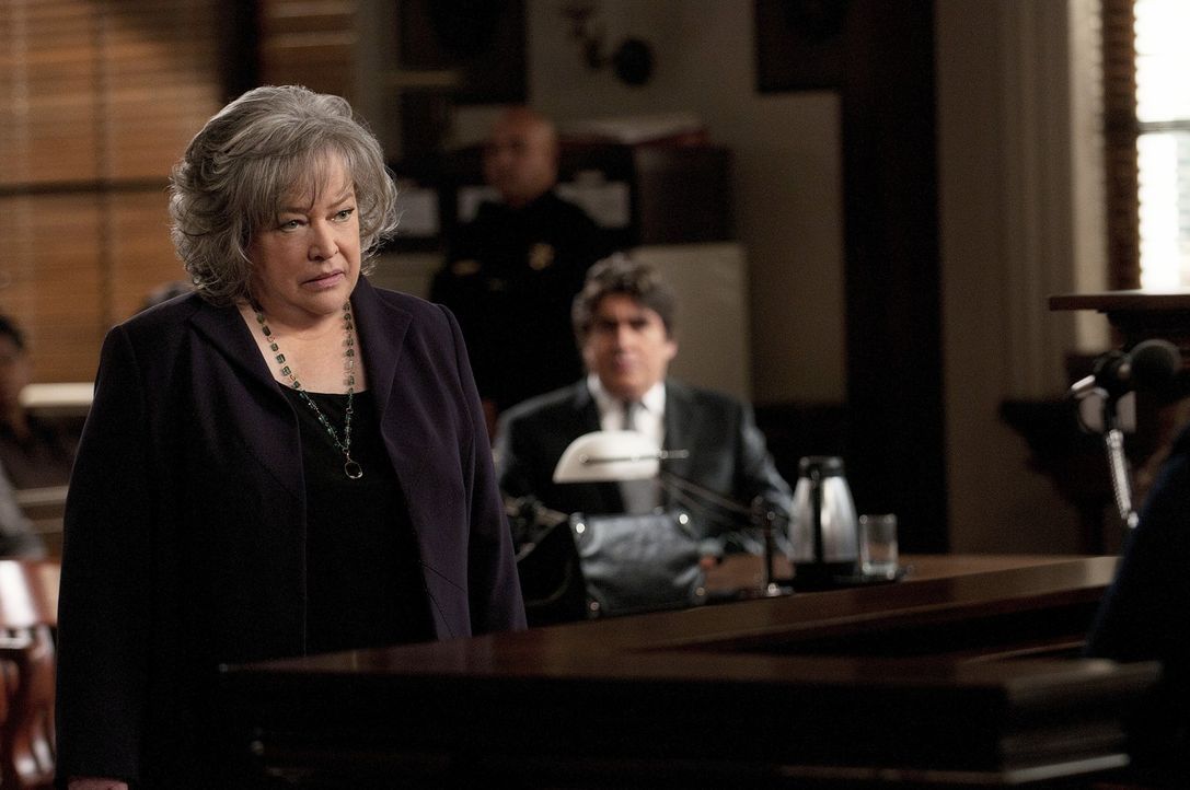 Harry's (Kathy Bates, l.) Versuch, das Verfahren zu beenden, schlägt fehl. Nun müssen sie und ihr Team alles probieren Eric Sanders (Alfed Molina,... - Bildquelle: Warner Bros. Television