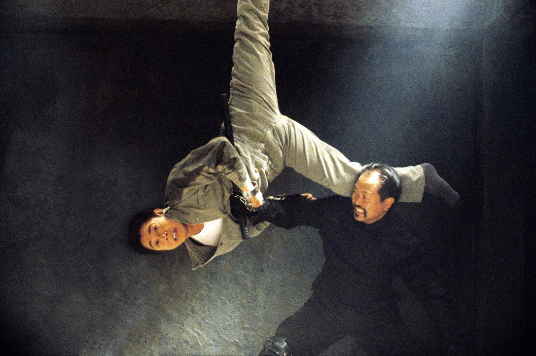 Obwohl an Händen und Füßen gefesselt, gelingt es Han (Jet Li), seine Gegner Schachmatt zu setzen ... - Bildquelle: Warner Bros. Pictures