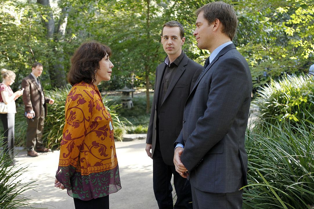 Ein neuer Fall beschäftigt das Team um Tony (Michael Weatherly, r.). Doch was hat McGees (Sean Murray, M.) Großmutter (Lily Tomlin, l.) damit zu t... - Bildquelle: CBS Television