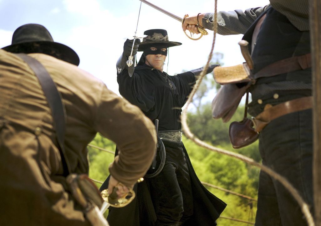 En Garde, Muchachos! Zorro (Antonio Banderas, M.), der Rächer der Entrechteten, ist zurück! Im Jahr 1850 steht Kalifornien kurz davor, zum 31. Bun... - Bildquelle: Sony Pictures Television International. All Rights Reserved.