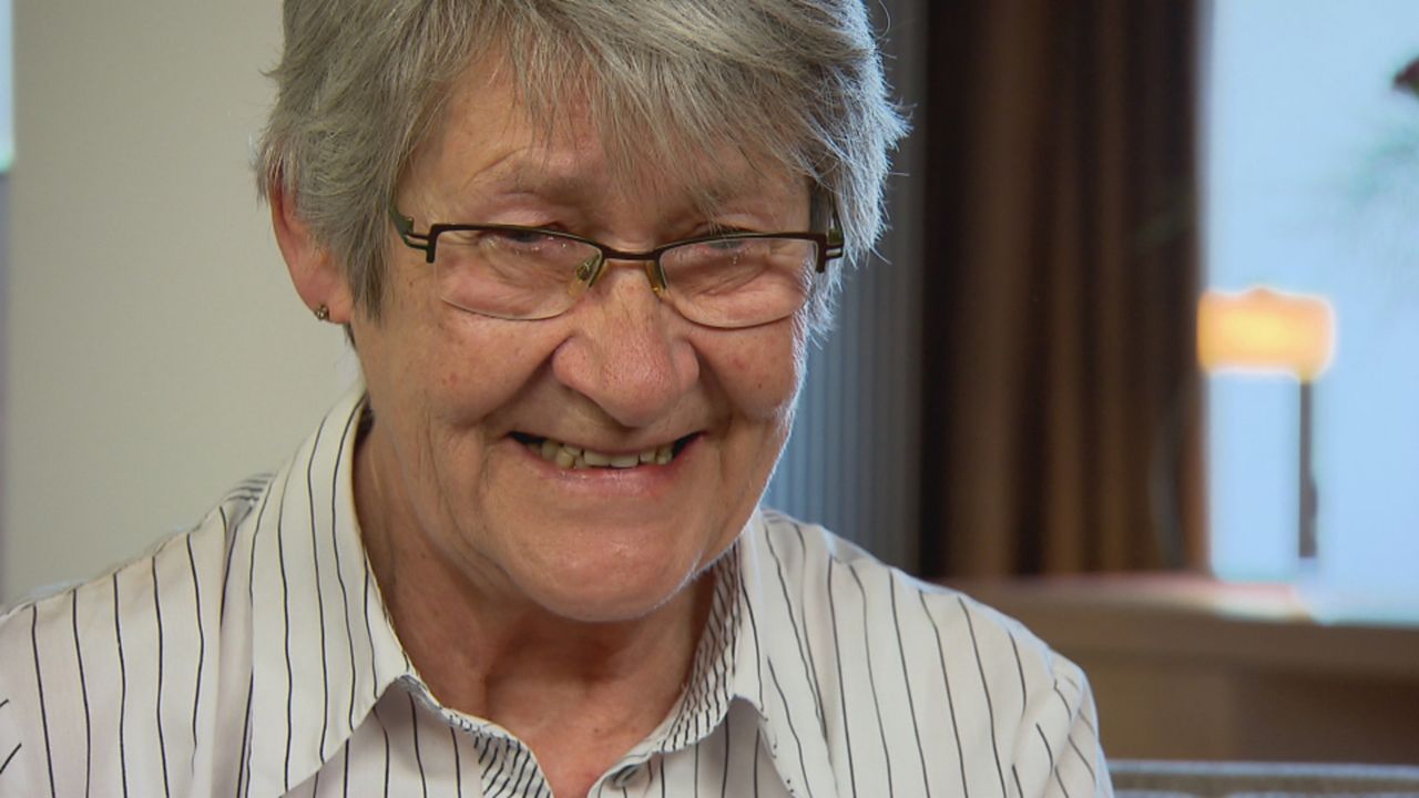Die 69-jährige Sieglinde vermisst ihre Schwester Renate schmerzlich: Seit sich die Eltern 1954 scheiden ließen und Renate beim Vater blieb, hat Sieg... - Bildquelle: SAT.1