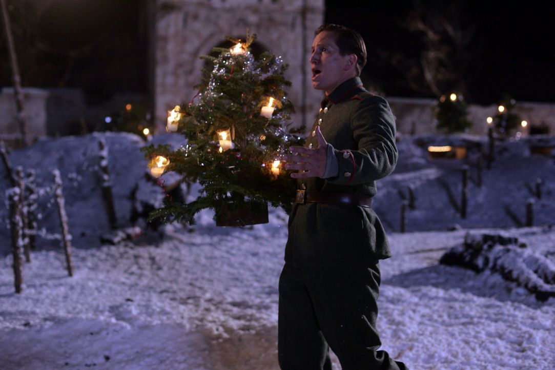 Nikolaus Sprink (Benno Fürmann) singt für die Soldaten ein Weihnachtslied. Für den Tenor eine willkommene Abwechslung - Bildquelle: Lolafilms S.A.