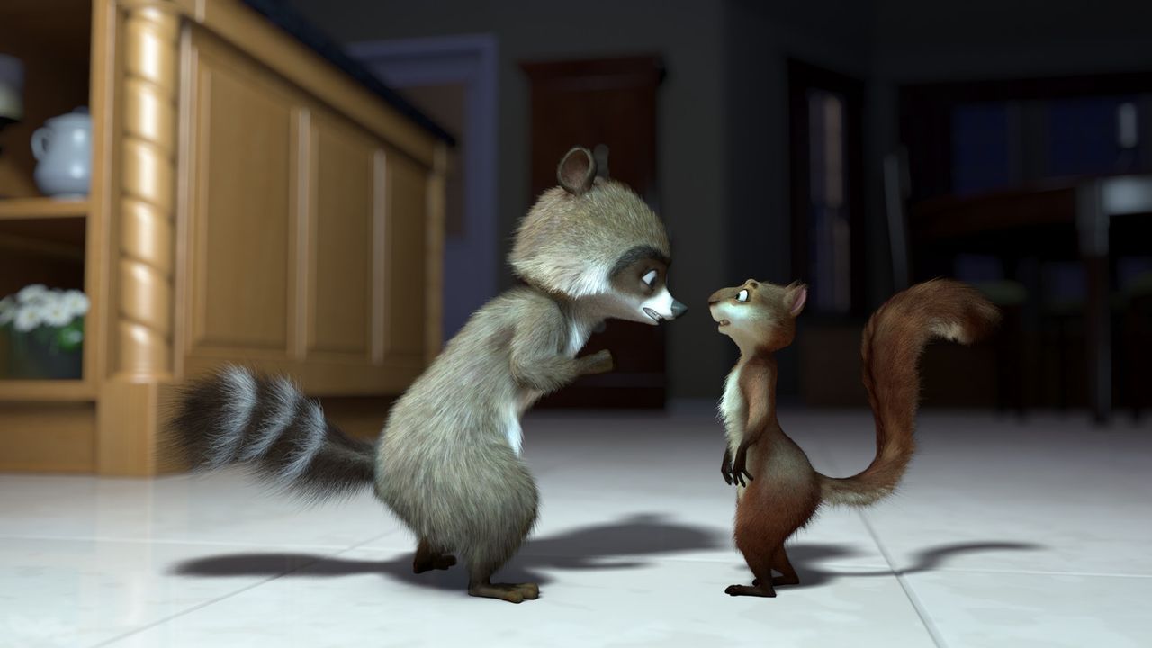 Richie (l.) gibt dem völlig überdrehten Eichhörnchen Hammy (r.) letzte Anweisungen für den Raubzug durch die Vorratskammern der Menschen ... - Bildquelle: United International Pictures