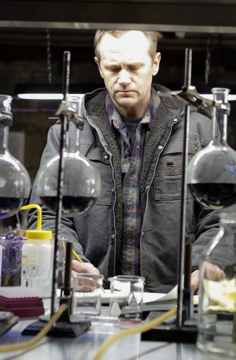 Niemand ahnt, dass im Labor von Hans Koehler (Lee Tergesen) gerne und viel mit Giften experimentiert wird ... - Bildquelle: Warner Brothers