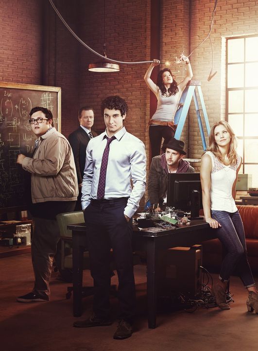 (1. Staffel) - Scorpion - ein Team mit besonderen Fähigkeiten: Walter O'Brien (Elyes Gabel, 3.v.l.), Toby Curtis (Eddie Kaye Thomas, 2.v.r.), Sylves... - Bildquelle: 2014 CBS Broadcasting, Inc. All Rights Reserved