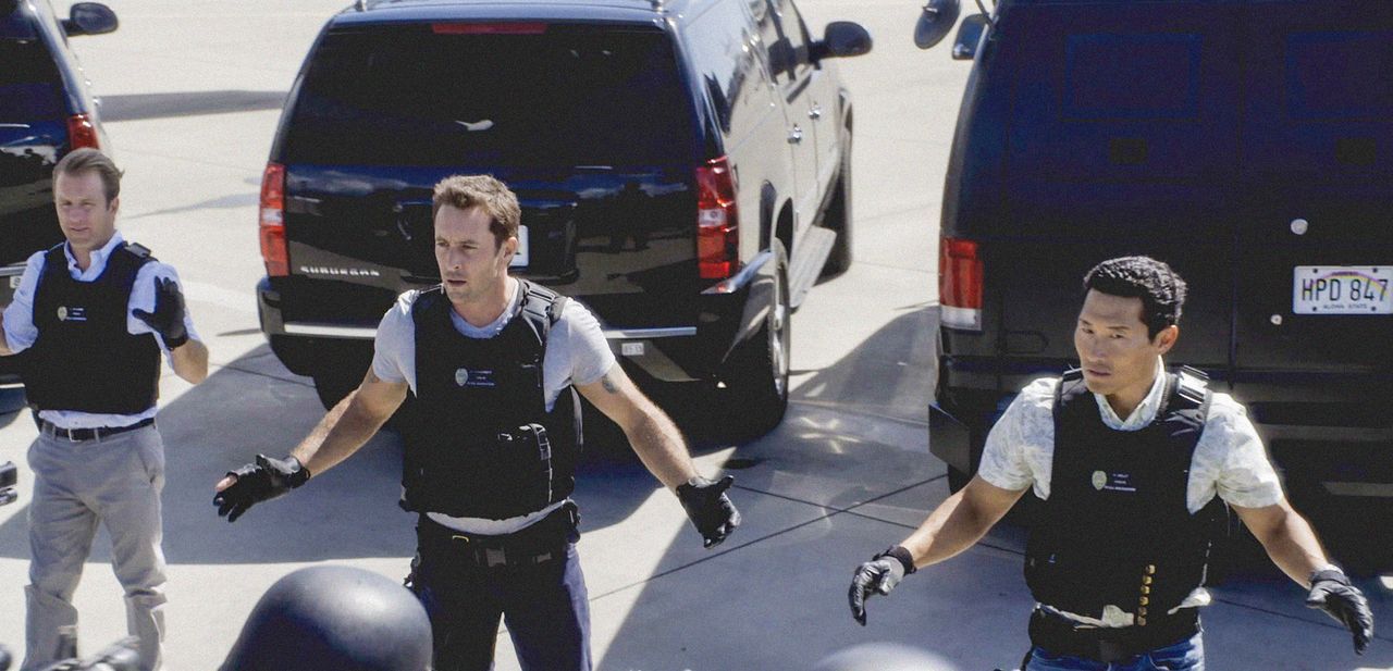 Bei einem Einsatz geraten Danny (Scott Caan, l.), Steve (Alex O'Loughlin, M.) und Chin (Daniel Dae Kim, r.) selbst in große Gefahr ... - Bildquelle: 2013 CBS Broadcasting Inc. All Rights Reserved