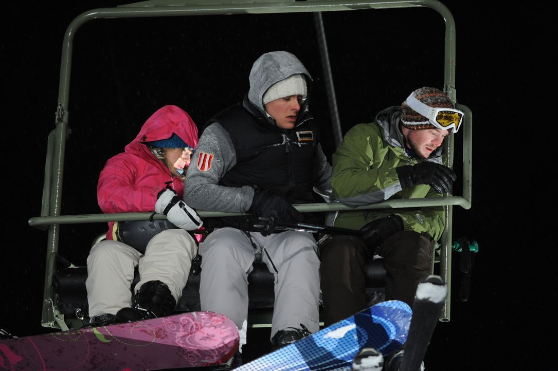 Als sie auf der letzten Fahrt im Skilift vergessen werden, beginnt für die Studenten Joe (Shawn Ashmore, r.), Dan (Kevin Zegers, M.) und Parker (Emm... - Bildquelle: Fred Hayes Frostbite Features, Inc.