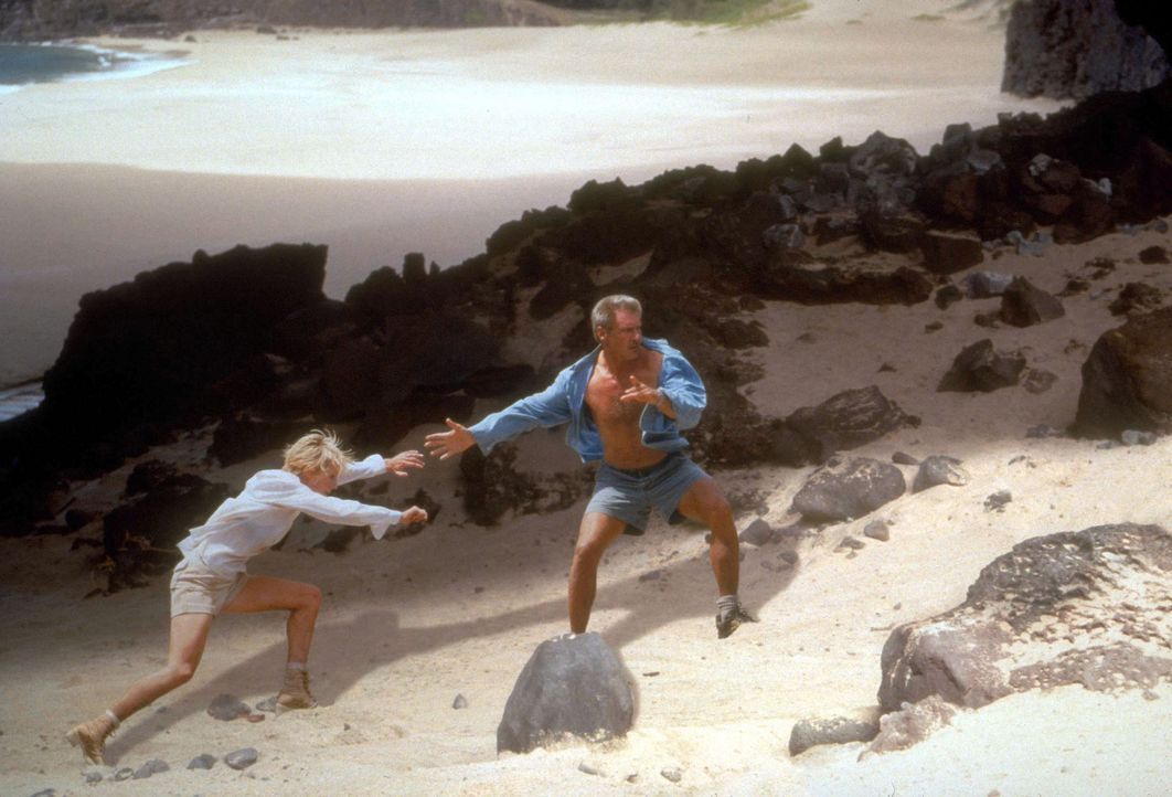 Robin Monroe (Anne Heche, l.) und Quinn Harris (Harrison Ford, r.) befinden sich im Überlebenskampf, der sich umso schwieriger gestaltet, da die be... - Bildquelle: Touchstone Pictures