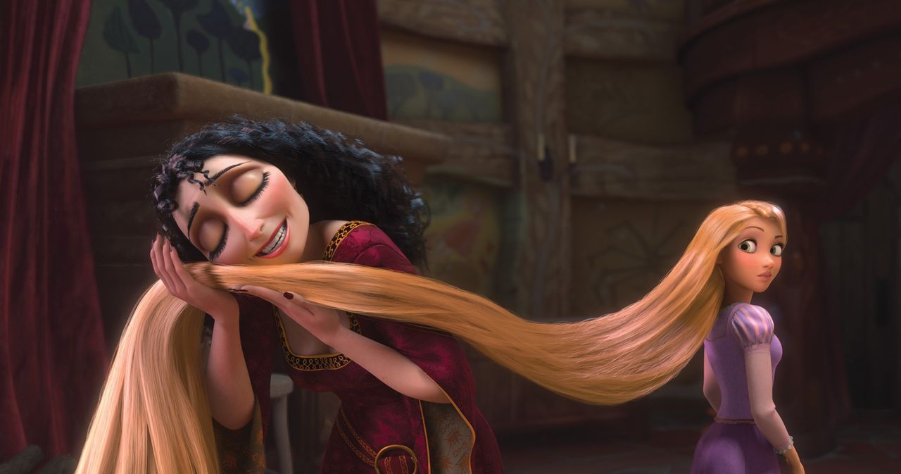 Wegen ihres magischen langen Haares will Mutter Gothel (l.) nicht, dass Rapunzel (r.) ihren Turm verlässt. Doch irgendwann ist die Neugier des schön... - Bildquelle: Disney.  All rights reserved