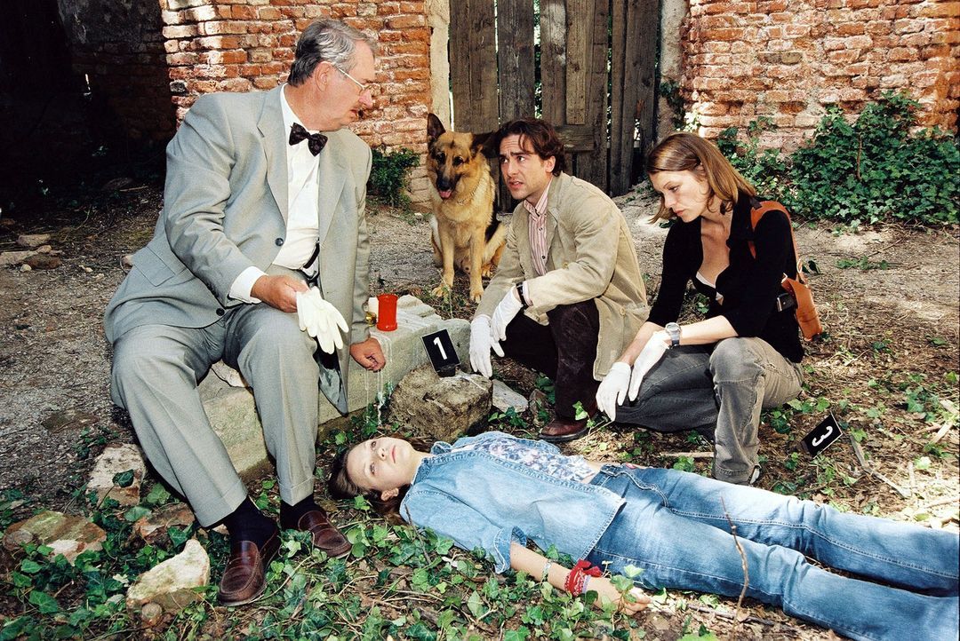 Dr. Graf (Gerhard Zemann, l.), Marc (Alexander Pschill, 2.v.r.) und Niki (Elke Winkens, r.) rätseln, warum das junge Mädchen Selbstmord begangen h... - Bildquelle: Sat.1