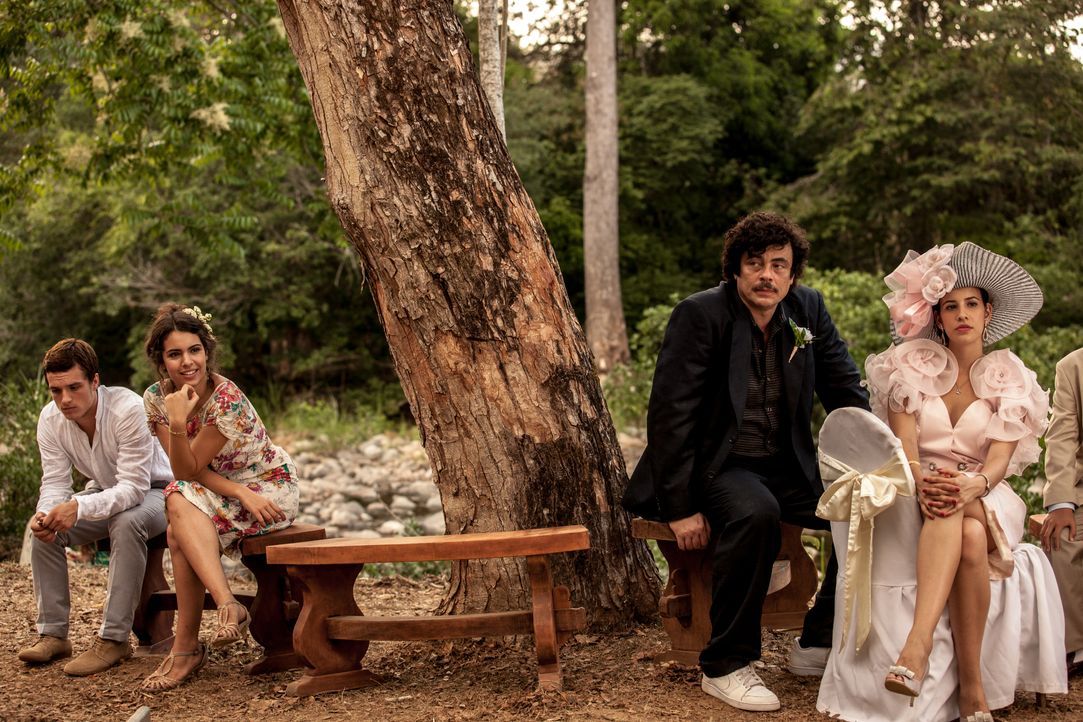 Ist die Liebe von Nick (Josh Hutcherson, l.) und Maria (Claudia Traisac, 2.v.l.) stark genug, um die Machtspiele von Pablo Escobar (Benicio Del Toro... - Bildquelle: 2014 CHAPTER 2 - NORSEAN PLUS - PARADISE LOST FILM A.I.E