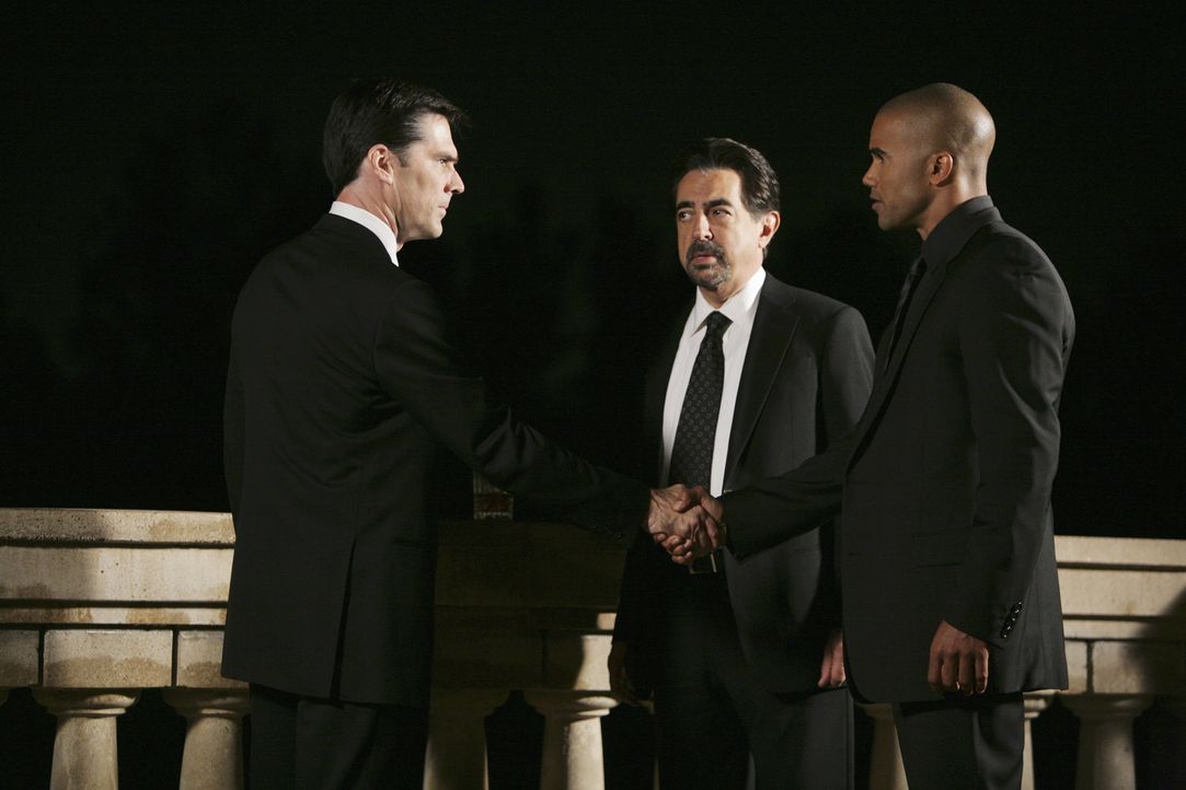 Kurz nachdem Hotchners (Thomas Gibson, l.) Frau Haley beerdigt wurde, wird das Team um Morgan (Shemar Moore, r.) und Rossi (Joe Mantegna, M.) und na... - Bildquelle: Touchstone Television