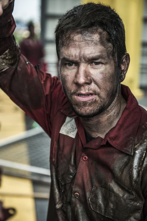 Der Chefelektriker der Deepwater Horizon Ölplattform, Mike Williams (Mark Wahlberg), findet sich schon bald in einem Kampf um Leben und Tod wieder .... - Bildquelle: Enrique Chediak © Studiocanal / Enrique Chediak