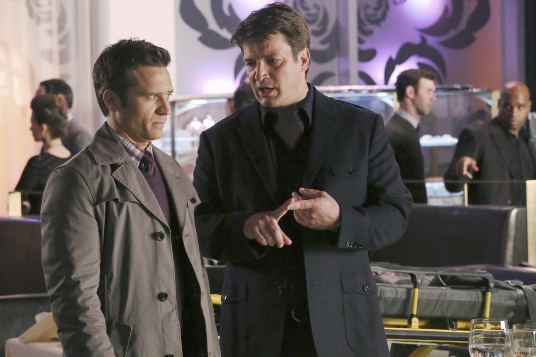 Richard Castle (Nathan Fillion, r.) ist eifersüchtig, weil Beckett einen Milliardär beschützen muss, der sofort anfängt mit ihr zu flirten. Er k... - Bildquelle: ABC Studios