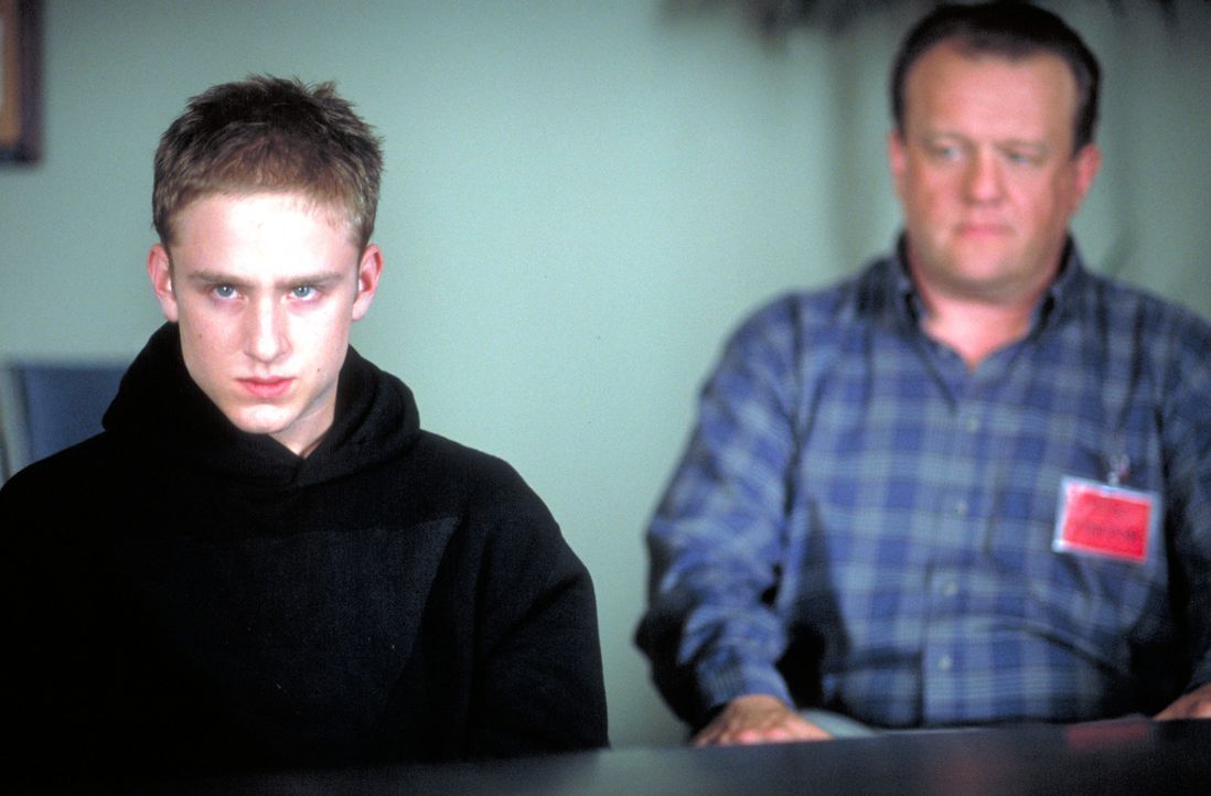 Seitdem sein Sohn (Ben Foster, l.) seiner Schule mit einem Massaker drohte, hat Bob Adams (Eric Keenleyside, r.), Besitzer einer Wäscherei, nichts... - Bildquelle: Viacom Productions Inc.