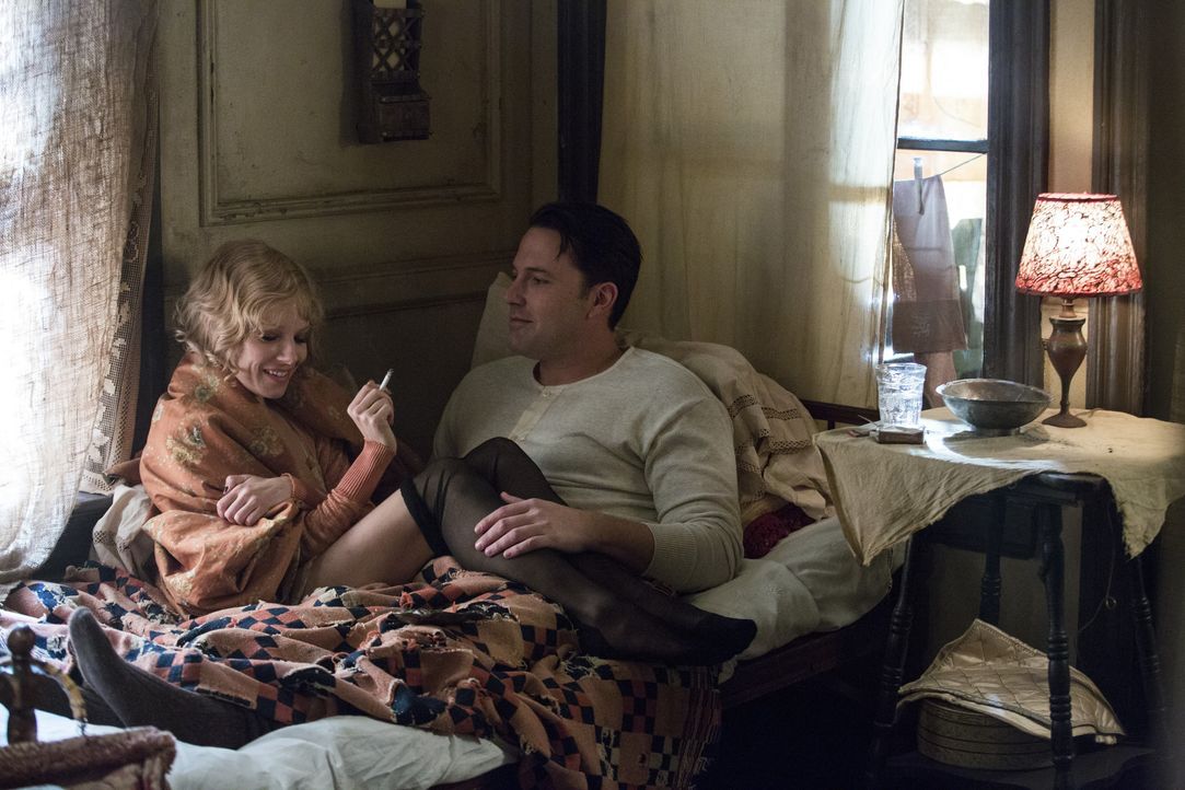 Emma Gould (Sienna Miller, l.); Joe Coughlin (Ben Affleck, r.) - Bildquelle: 2016 Warner Bros. Entertainment Inc. and Ratpac-Dune Entertainment LLC. All rights reserved.