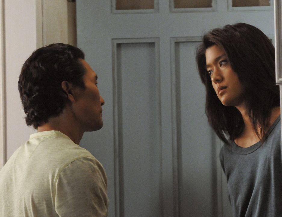 Chin (Daniel Dae Kim, l.) sorgt sich nach wie vor um Kono (Grace Park, r.) und versichert ihr, dass er  immer für sie da zu sein wird, wenn sie red... - Bildquelle: TM &   CBS Studios Inc. All Rights Reserved.
