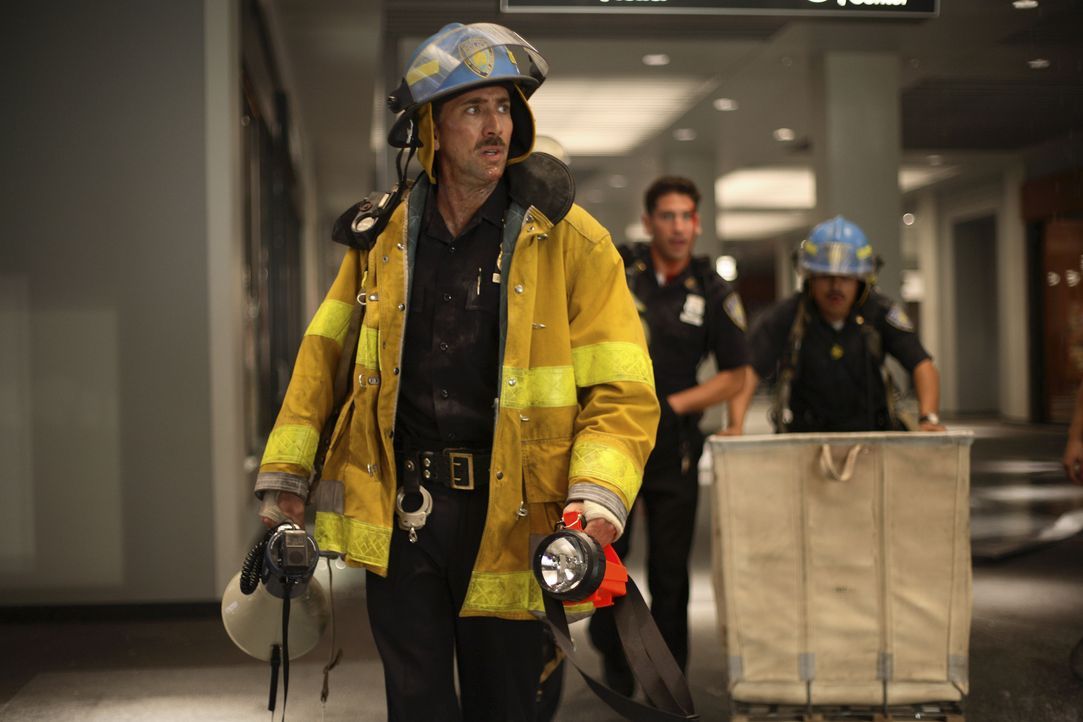 Nachdem das World Trade Center brennt, werden John McLoughlin (Nicolas Cage) und seine Einheit in die U-Bahn-Ebene unter den Türmen geschickt, um do... - Bildquelle: TM & © Paramount Pictures. All Rights Reserved.