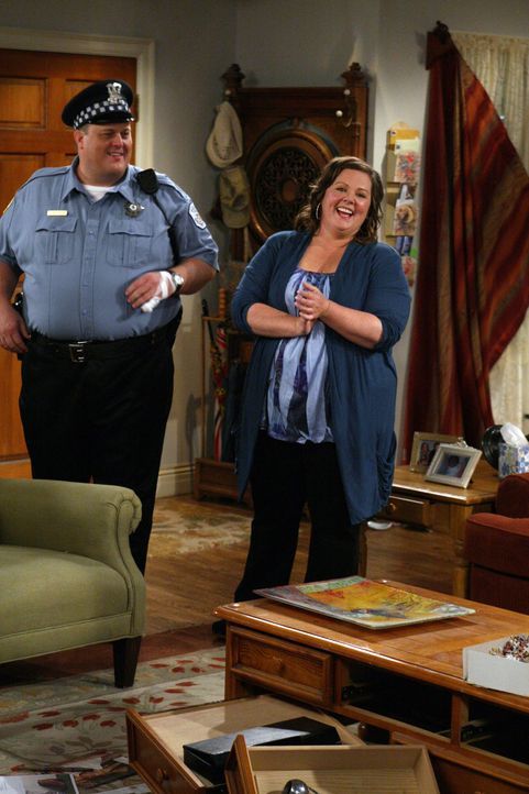 Wird Mike Biggs (Billy Gardell, l.) endlich seinen Mut zusammennehmen und Molly (Melissa McCarthy, r.) zu einem Date einladen? - Bildquelle: 2010 CBS Broadcasting Inc. All Rights Reserved.