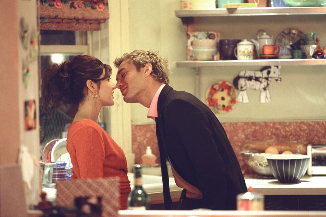 Seit langem hat Alfie (Jude Law, r.) eine feste Beziehung zu der gutmütigen Julie (Marisa Tomei, l.). Sie liebt den Playboy über alles, doch der Jun... - Bildquelle: © Paramount Pictures