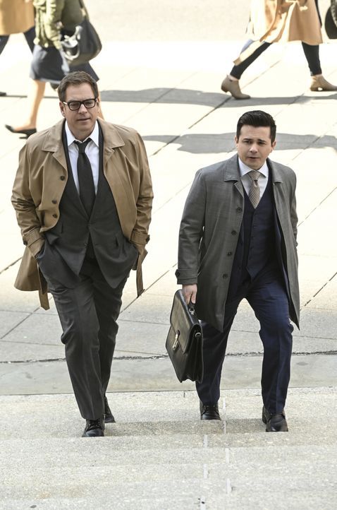 Dr. Jason Bull (Michael Weatherly, l.); Benny Colón (Freddy Rodriguez, r.) - Bildquelle: David M. Russell 2020 CBS Broadcasting, Inc. All Rights Reserved / David M. Russell