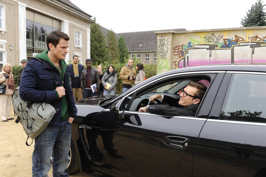 Timo (Rocco Stark, l.) kann es nicht glauben, dass Hotte (Dennis Schigiol, r.) mit einem Porsche an der Schule vorfährt ... - Bildquelle: SAT.1