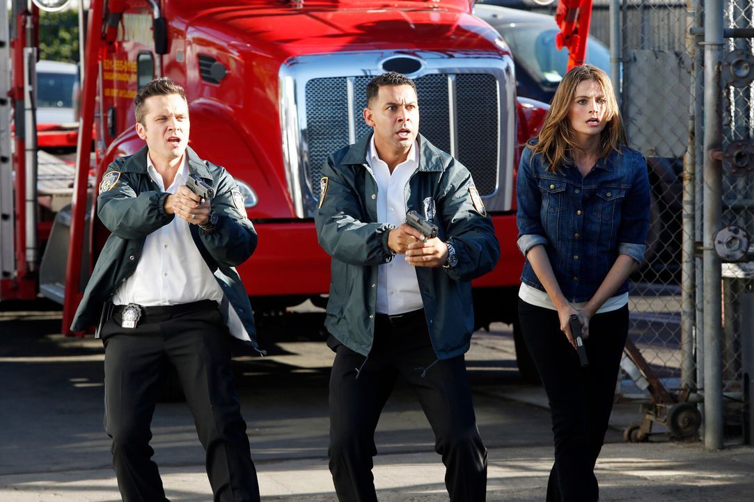 Ryan (Seamus Dever, l.), Esposito (Jon Huertas, M.) und Kate Beckett (Stana Katic, r.) wollen den Mann dingfest machen, der das Auto, in dem der ver... - Bildquelle: Kelsey McNeal ABC Studios