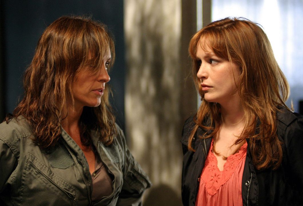 Helen (Juliet Aubrey, l.) warnt Claudia (Lucy Brown, r.) und die anderen vor gefährlichen Säbelzahnkatzen, die aus einer neuen Anomalie kommen sol... - Bildquelle: ITV Plc