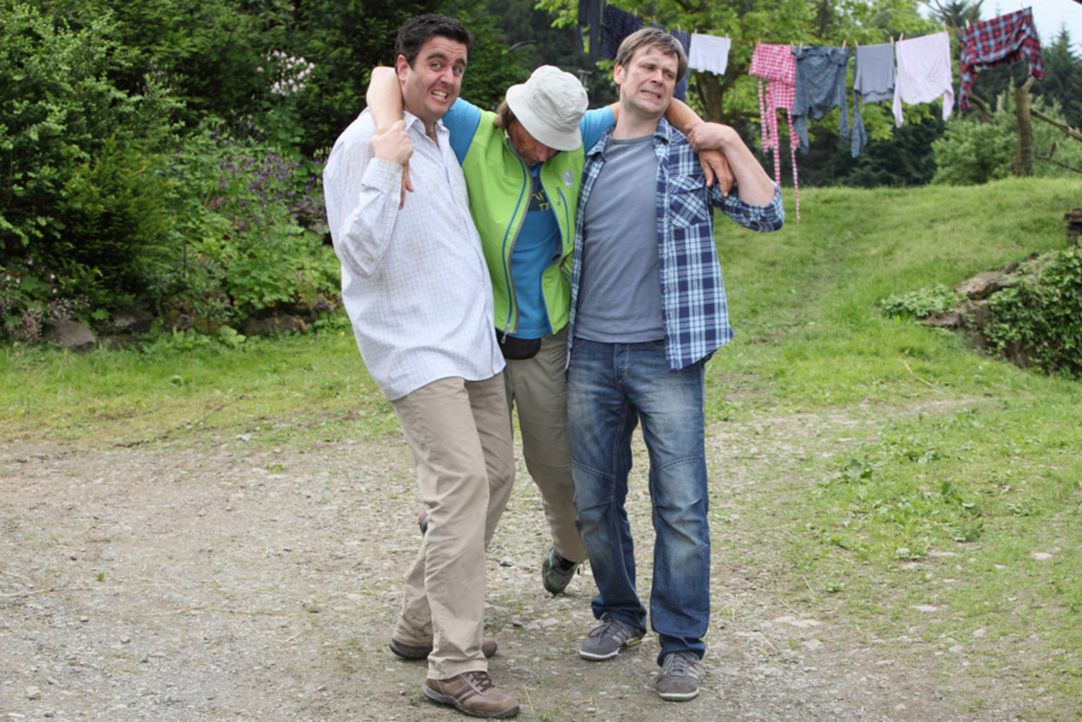 Was ist nur mit Bastian (Bastian Pastewka, l.), Hagen (Matthias Matschke, r.) und Ecki (Eisi Gulp, M.) passiert? - Bildquelle: Frank W. Hempel SAT.1