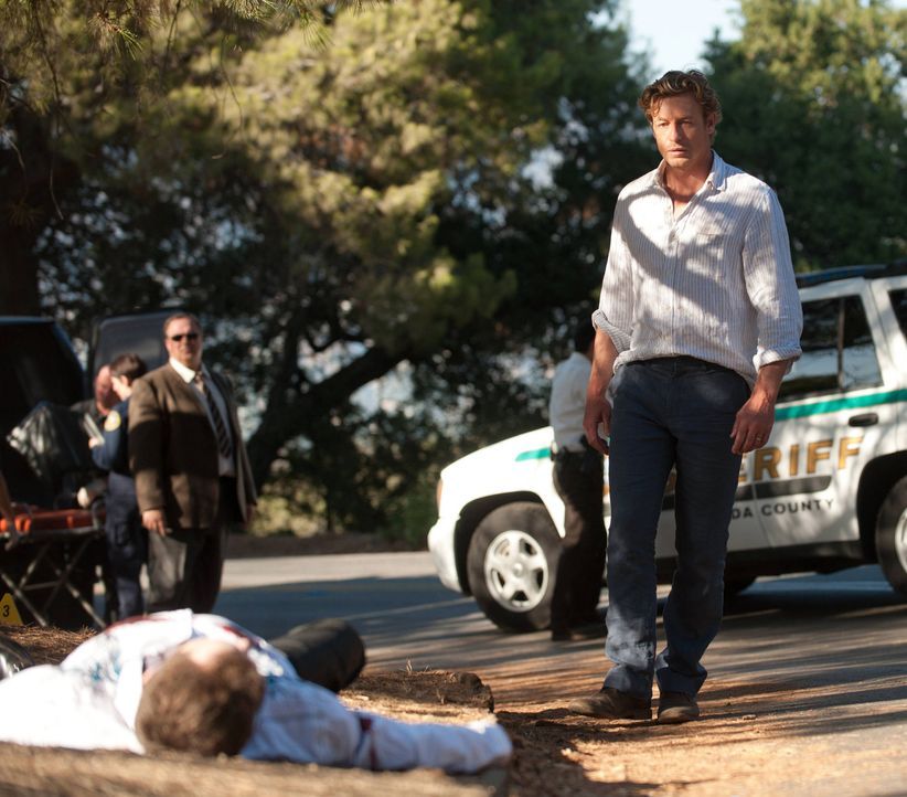 Rückblick: Patrick Jane (Simon Baker, r.) steht dem CBI-Team bei der Aufklärung eines Mordfalles zur Seite ... - Bildquelle: Warner Bros. Television