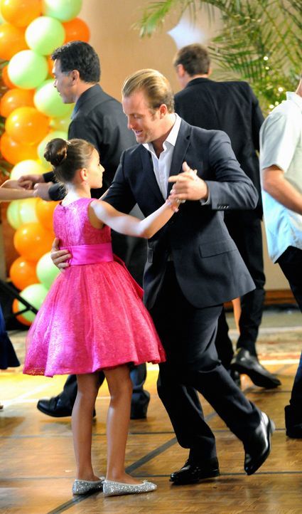 Ein gelungener Vater-Tochter-Tanzabend: Danny (Scott Caan, r.) und Grace (Teilor Grubbs, l.) ... - Bildquelle: 2012 CBS Broadcasting, Inc. All Rights Reserved.