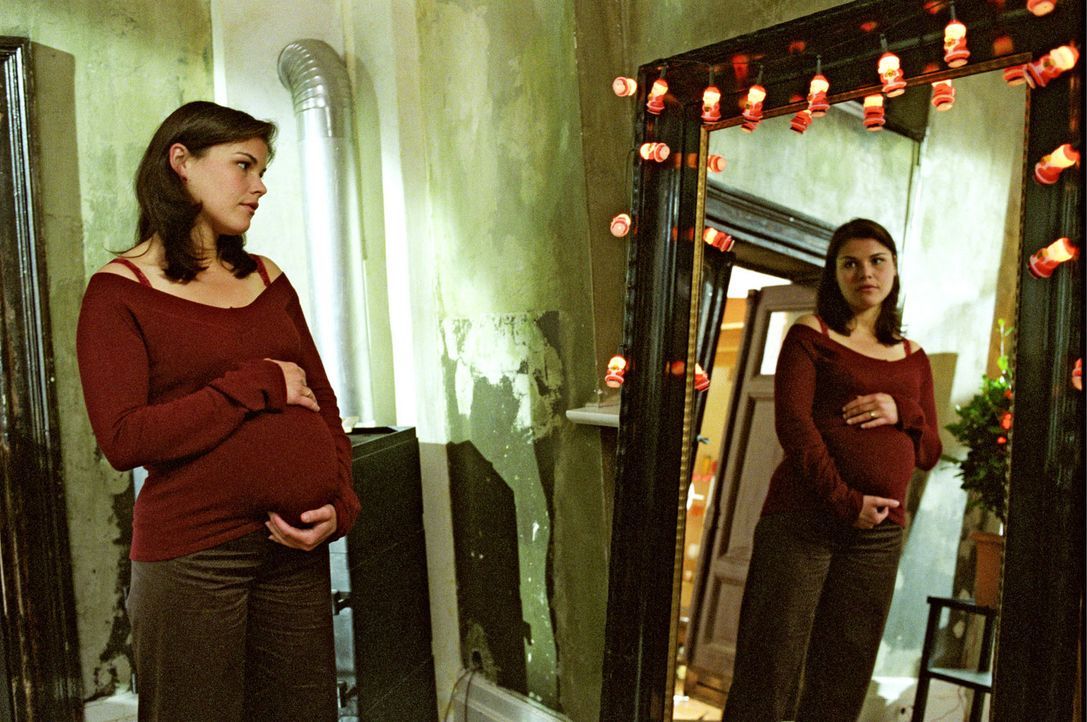 Pia (Katharina Wackernagel) wünscht sich sehnlichst ein Baby ... - Bildquelle: Sat.1