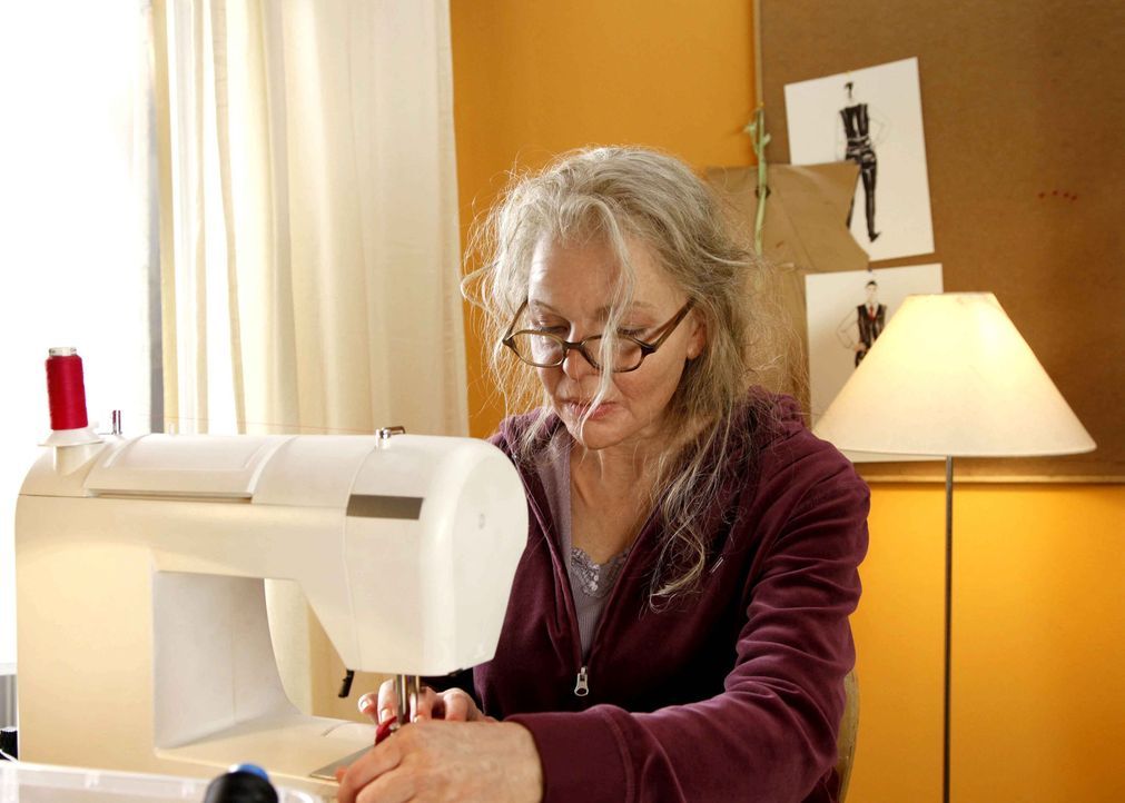 Muss eine Kollektion an Mamas alter Nähmaschine und mit den Gebrechen des Alters fertigstellen: die eigentlich blutjunge Modedesignerin Melanie (Yv... - Bildquelle: SAT.1
