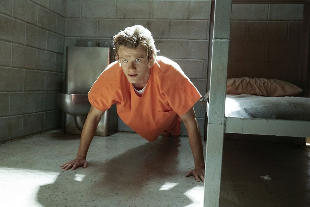 Verdeckt als Insasse eines Hochsicherheitsgefängnisses versucht MacGyver (Lucas Till), gemeinsam mit Drogenbaron El Noche, aus dem Knast auszubreche... - Bildquelle: 2016 CBS Broadcasting, Inc. All Rights Reserved