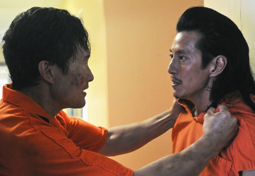 Müssen um ihr Leben kämpfen: Chin (Daniel Dae Kim, l.) und Sang Min (Will Yun Lee, r.) ... - Bildquelle: 2012 CBS Broadcasting, Inc. All Rights Reserved.