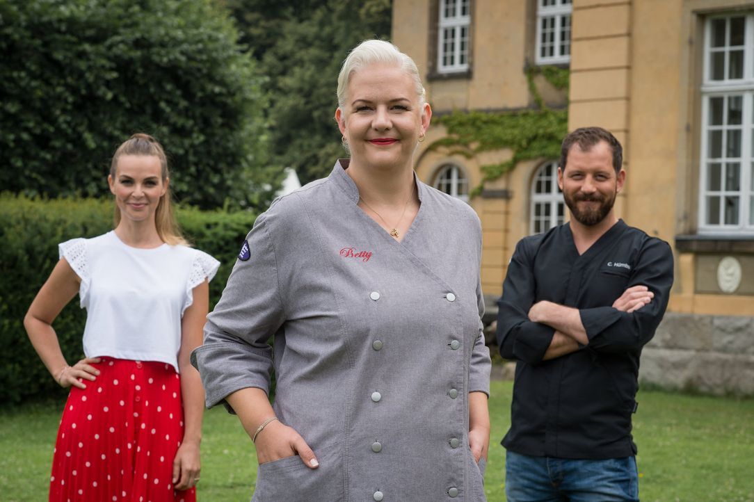 Wer den Titel "Deutschlands bester Hobbybäcker" erringen will, muss sich bei Christian Hümbs (r.), Annika Lau (l.) und Betty Schliephake-Burchardt (... - Bildquelle: Claudius Pflug SAT.1