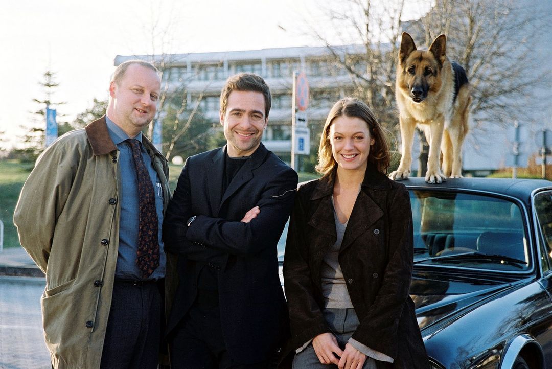 Marc Hoffmann (Alexander Pschill, M.), Kunz (Martin Weinek, l.), Niki Herzog (Elke Winkens, r.) und Rex ermitteln in einem Wiener Spital. Erst versc... - Bildquelle: Sat.1