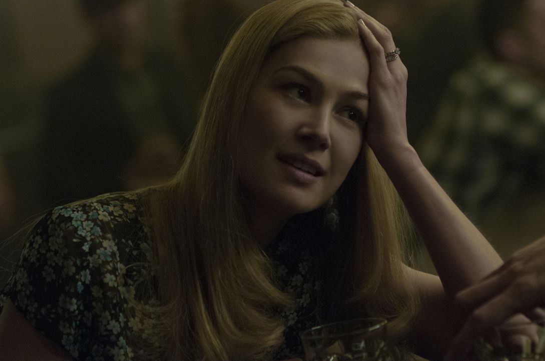Als eines Tages die junge Ehefrau Amy (Rosamund Pike) spurlos verschwindet, gerät schon bald ihr Mann Nick ins Visier der Ermittlungen. Während die... - Bildquelle: 2014 Twentieth Century Fox Film Corporation. All rights reserved.